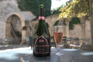 bordeaux bölgesinin crémant adlı köpüklü şişesinin görseli